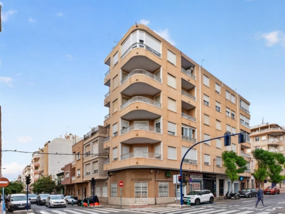 Imagen 1 de Ático en el centro de Torrevieja con terraza acristalada