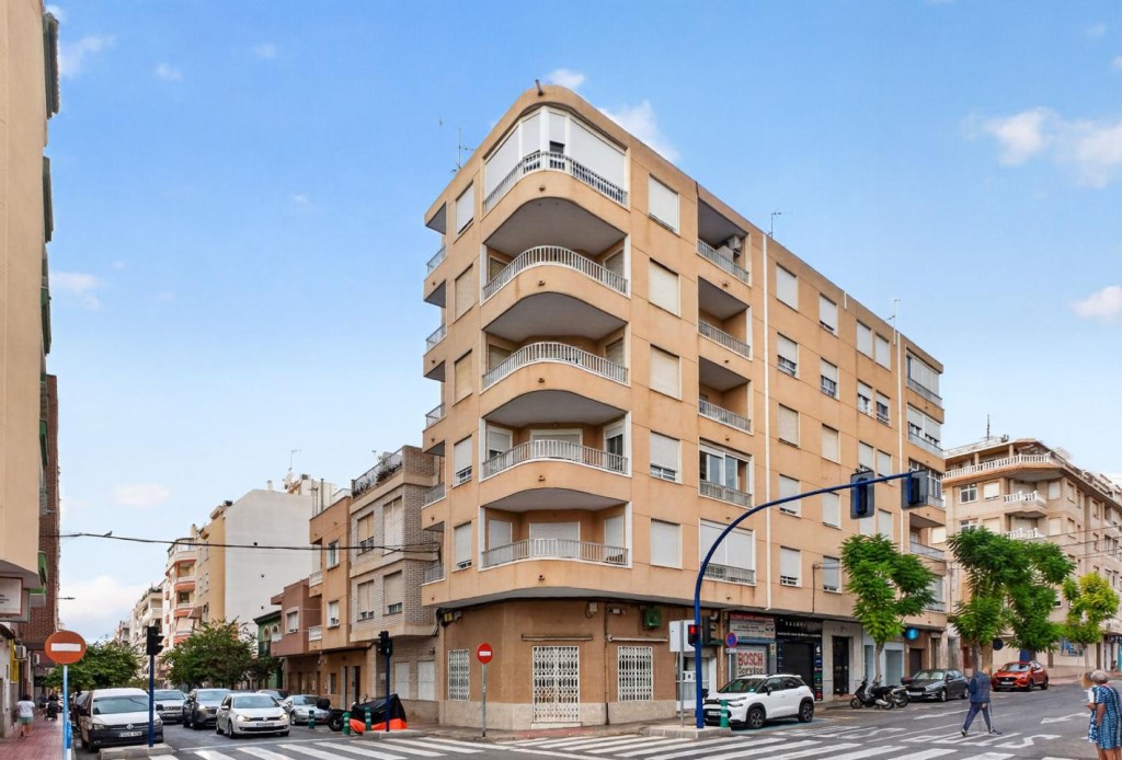 Imagen 1 de Ático en el centro de Torrevieja con terraza acristalada