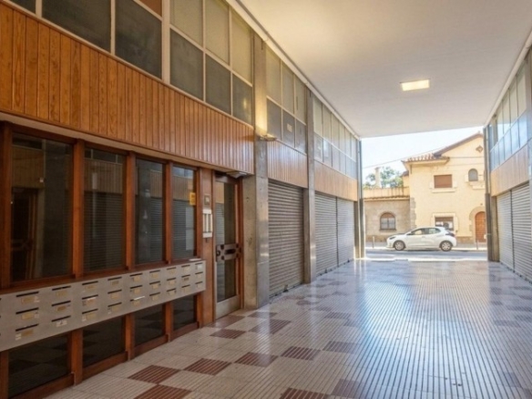 a 5 minutos andando de la estación de Girona
