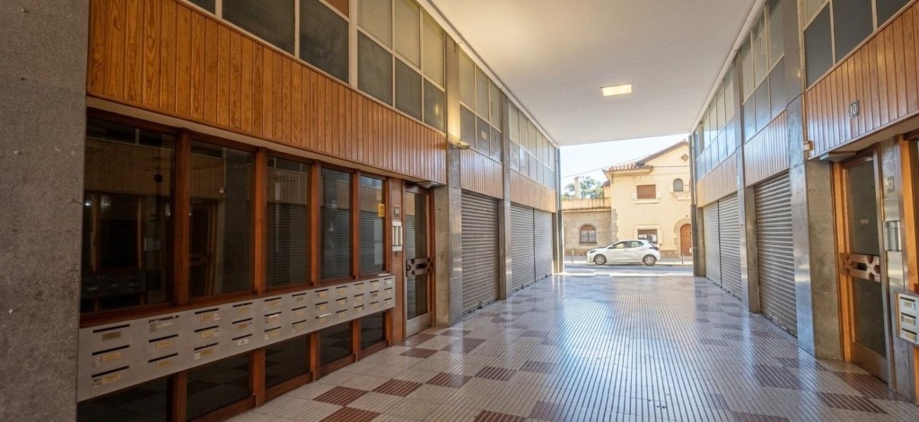 a 5 minutos andando de la estación de Girona
