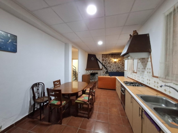 Imagen 3 de OPORTUNIDAD UNICA! CASA CON 3 VIVIENDAS INDEPENDIENTES EN CASTELLO DE RUGAT