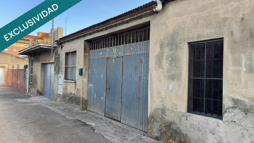 Imagen 2 de ALMACÉN DE 145 m² CON GRAN POTENCIAL Y DOS CASAS DE MADERA EN BONREPÒS