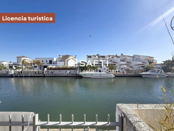 Imagen 2 de Casa de pescador con licencia turística y amarre - Empuriabrava