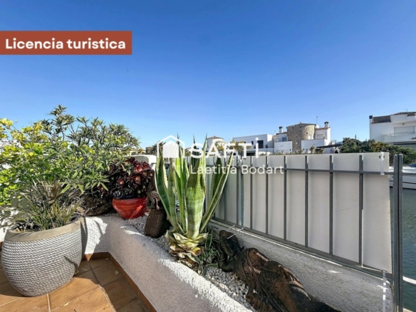 Imagen 3 de Casa de pescador con licencia turística y amarre - Empuriabrava