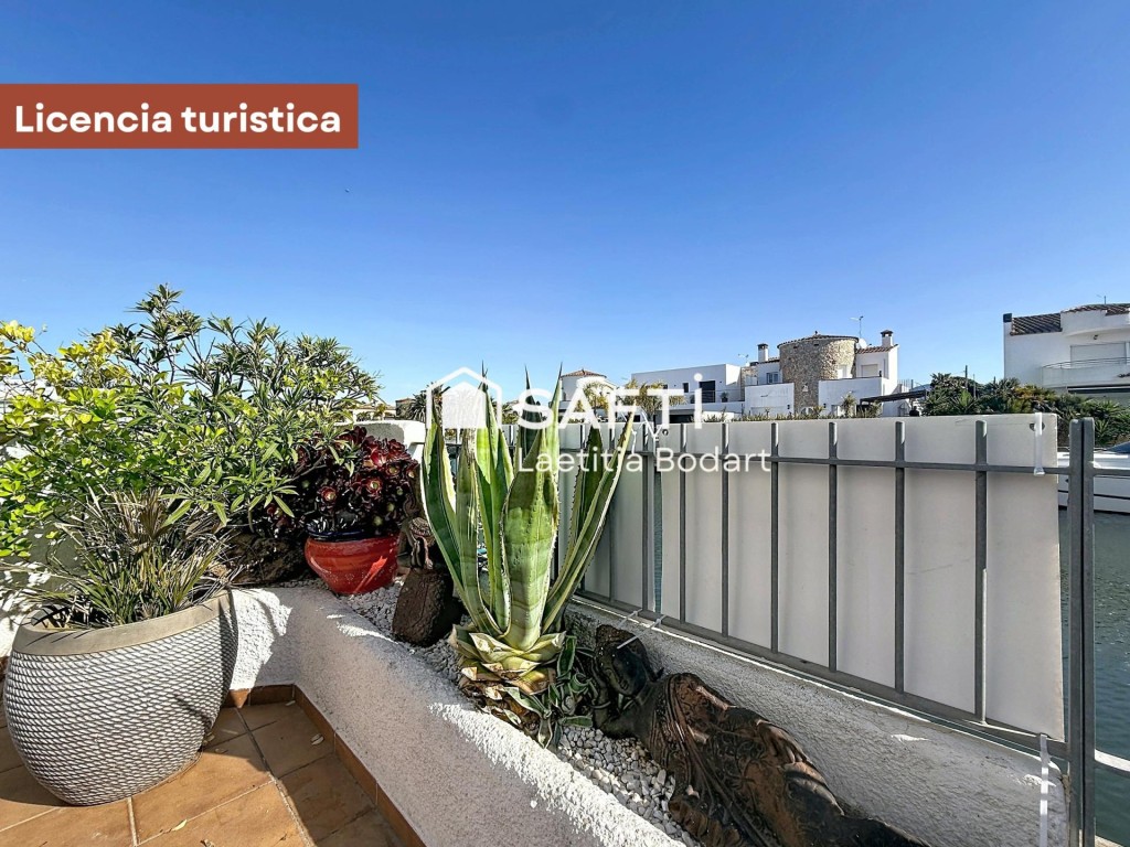Imagen 3 de Casa de pescador con licencia turística y amarre - Empuriabrava