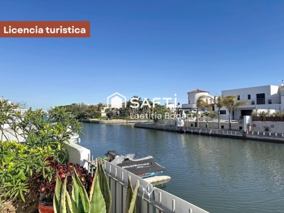 Imagen 4 de Casa de pescador con licencia turística y amarre - Empuriabrava