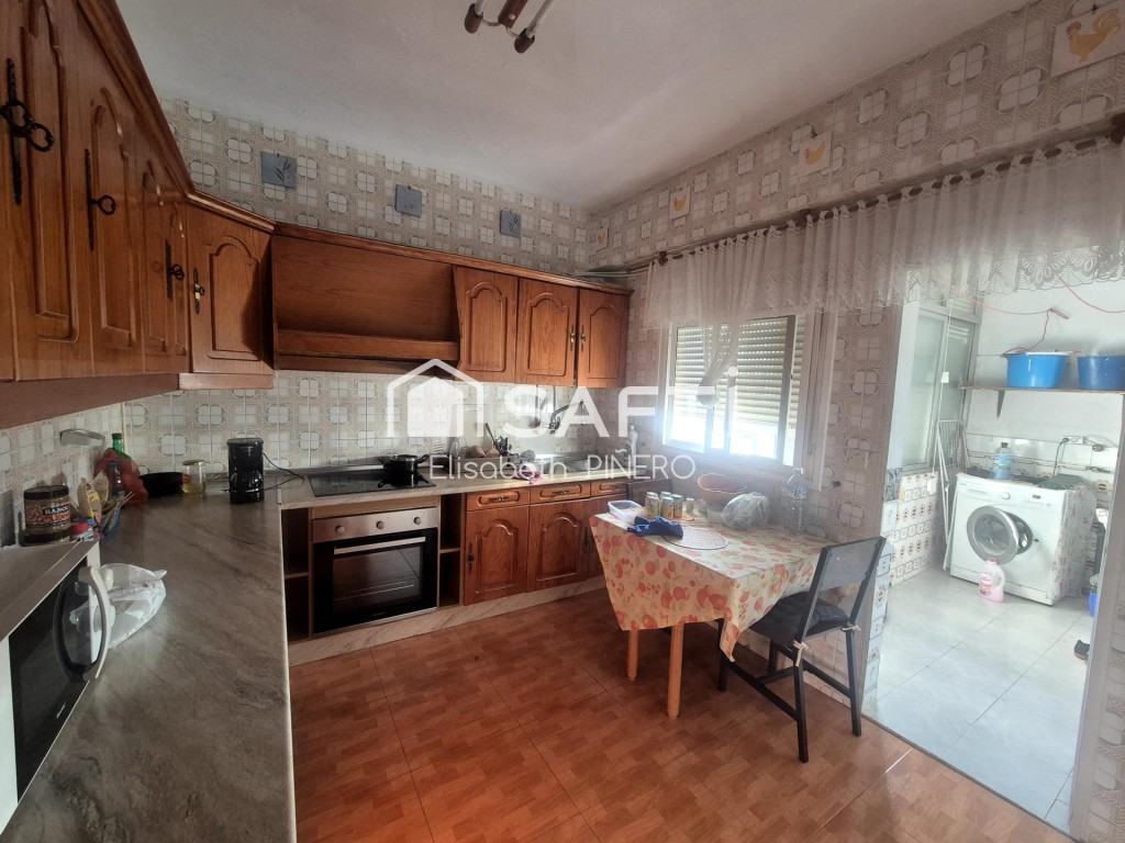 Imagen 3 de ¡Totalmente amueblado! Espacioso piso de 4 dorm. con gran terraza y lavadero en el centro de Montijo – ¡Todo exterior!