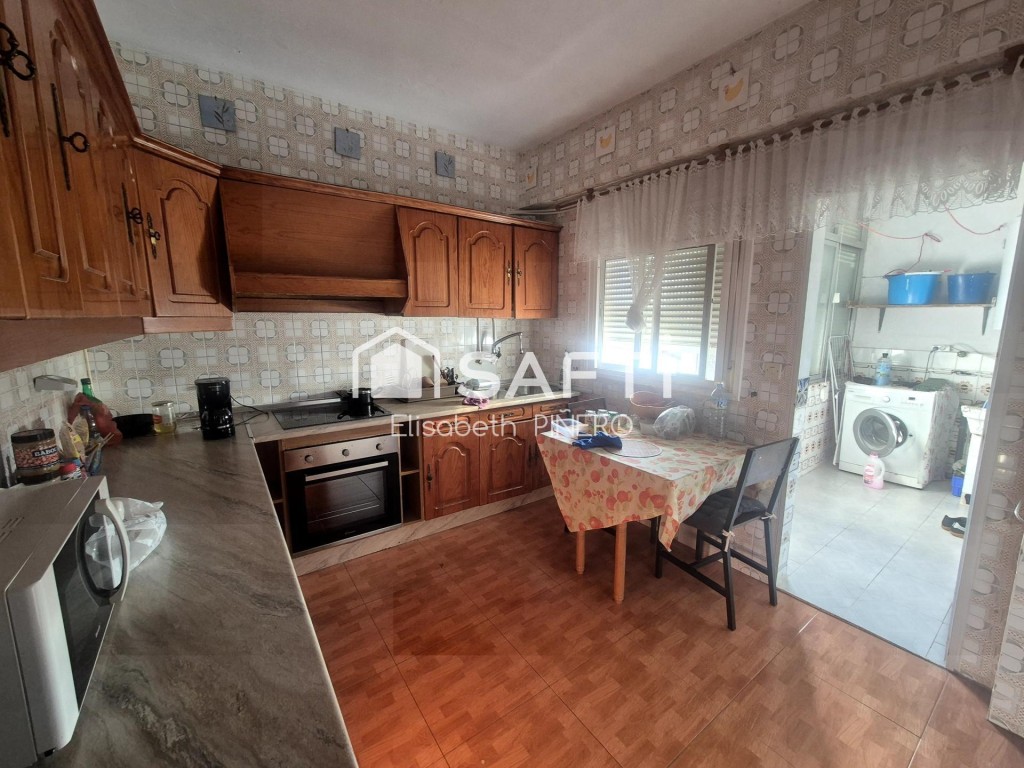 Imagen 4 de ¡Totalmente amueblado! Espacioso piso de 4 dorm. con gran terraza y lavadero en el centro de Montijo – ¡Todo exterior!