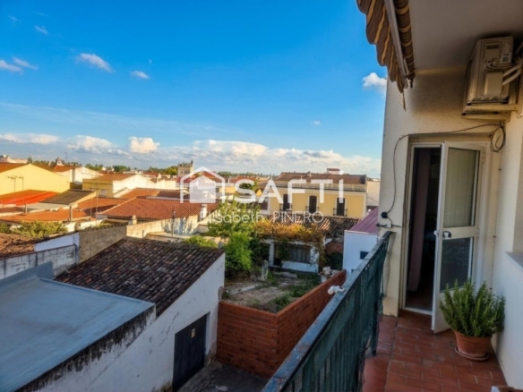 Imagen 1 de ¡Totalmente amueblado! Espacioso piso de 4 dorm. con gran terraza y lavadero en el centro de Montijo – ¡Todo exterior!