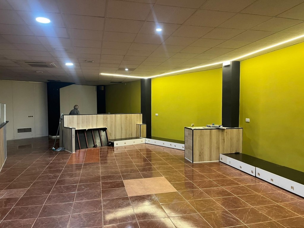 Imagen 2 de LOCAL COMERCIAL DE 400 m² EN EJE COMERCIAL DE BURJASSOT - GRAN FACHADA Y 4 ESCAPARATES