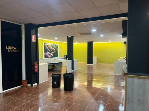 Imagen 3 de LOCAL COMERCIAL DE 400 m² EN EJE COMERCIAL DE BURJASSOT - GRAN FACHADA Y 4 ESCAPARATES