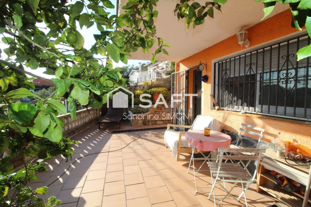 Imagen 3 de Casa con vistas al mar y dos viviendas en urbanización cerca de Lloret de Mar