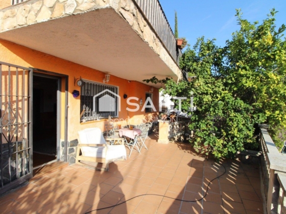 Imagen 4 de Casa con vistas al mar y dos viviendas en urbanización cerca de Lloret de Mar