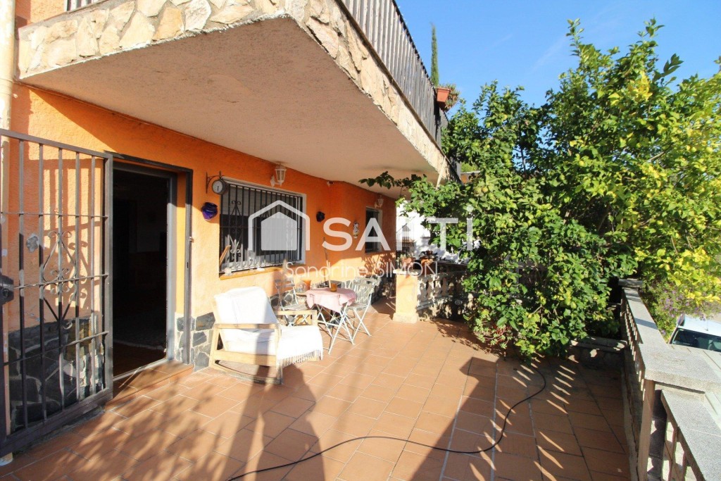 Imagen 4 de Casa con vistas al mar y dos viviendas en urbanización cerca de Lloret de Mar
