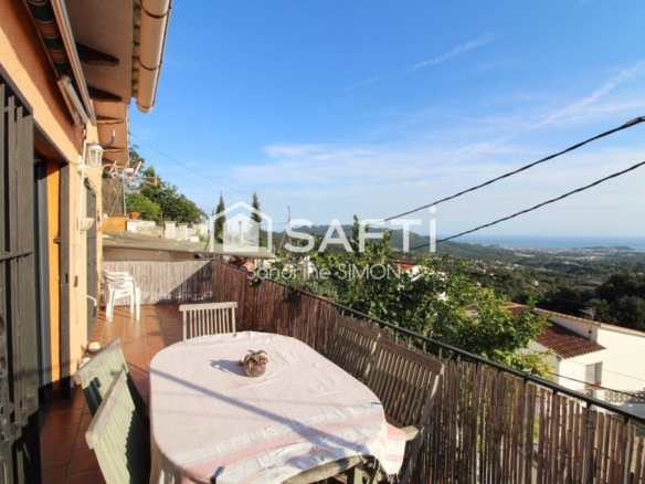 Imagen 1 de Casa con vistas al mar y dos viviendas en urbanización cerca de Lloret de Mar