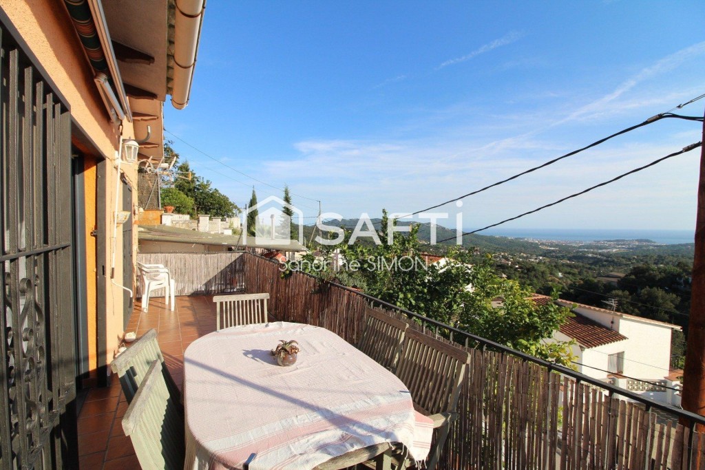 Imagen 1 de Casa con vistas al mar y dos viviendas en urbanización cerca de Lloret de Mar