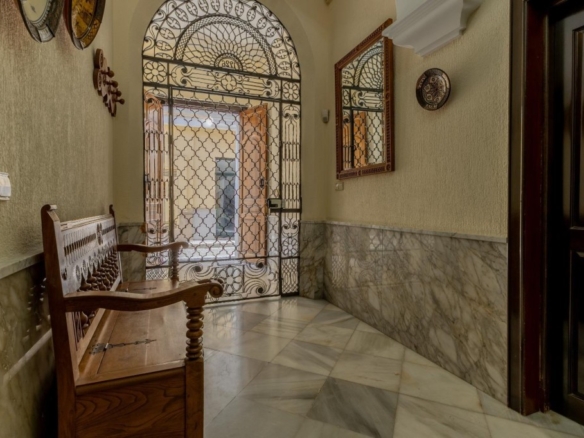 Imagen 1 de Espectacular casa de esquina en el corazón de Sanlúcar de Barrameda