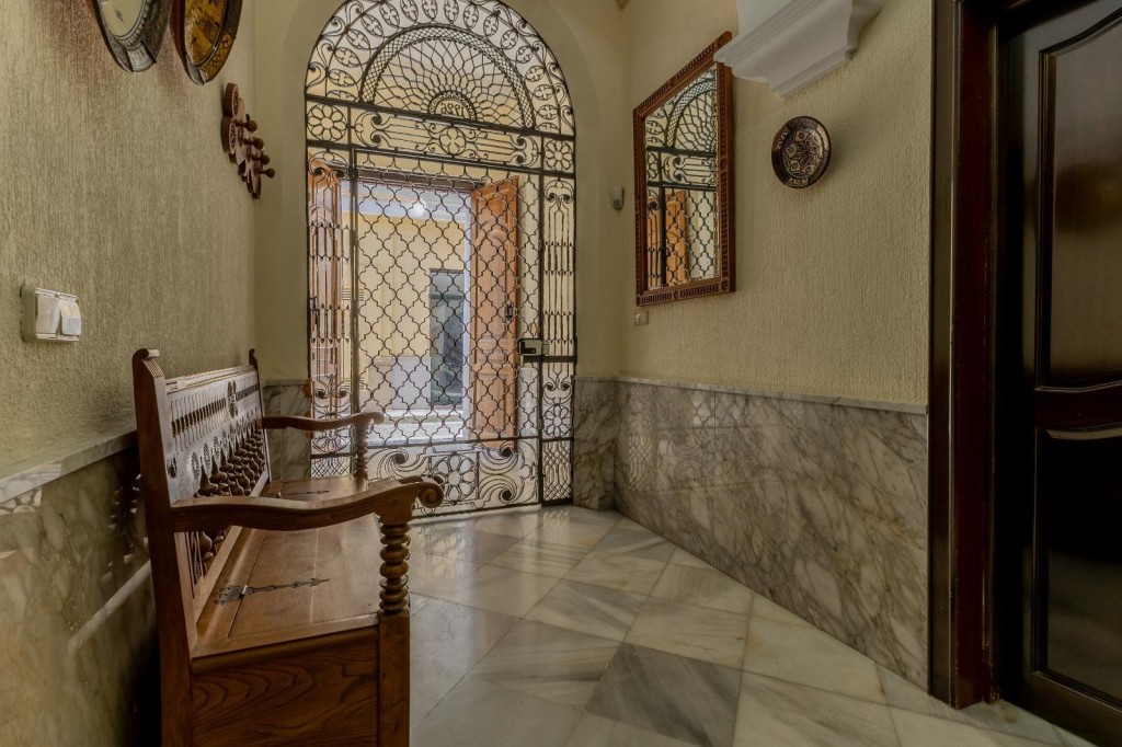 Imagen 1 de Espectacular casa de esquina en el corazón de Sanlúcar de Barrameda