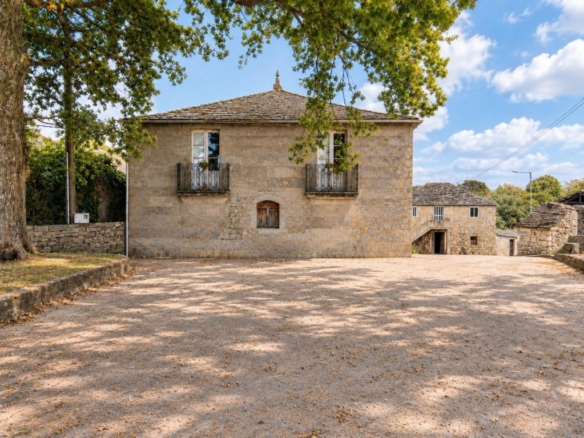 Imagen 2 de Casa histórica de piedra de cantería junto a torre medieval