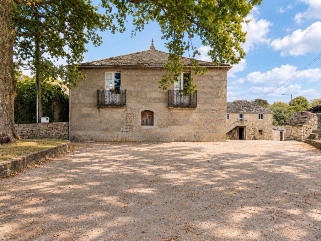 Imagen 2 de Casa histórica de piedra de cantería junto a torre medieval