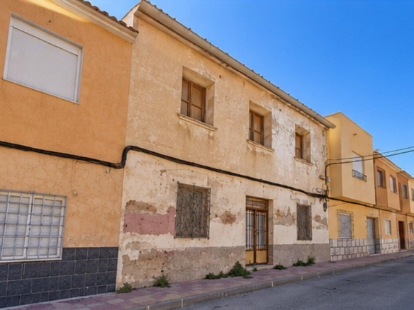 Imagen 2 de Casa con gran patio trasero para reformar