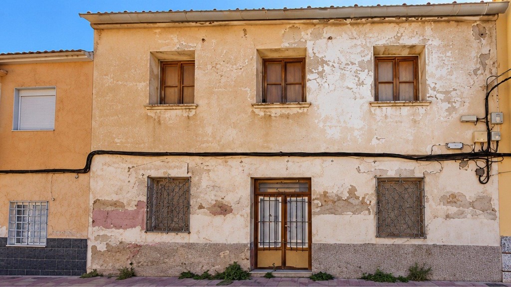 Imagen 1 de Casa con gran patio trasero para reformar