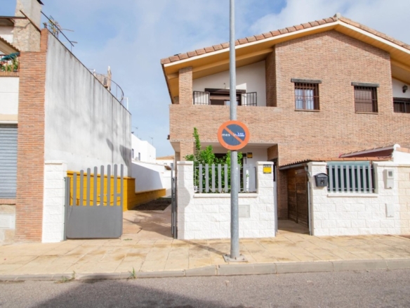 Imagen 2 de Precioso chalet pareado con piscina y barbacoa en Burguillos