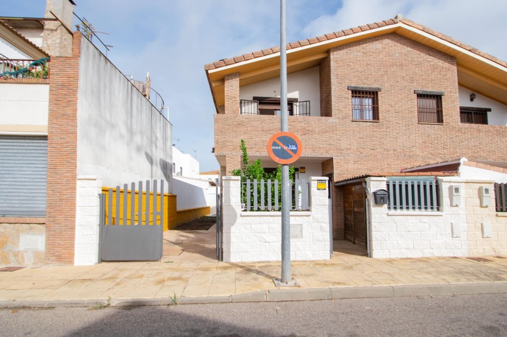Imagen 2 de Precioso chalet pareado con piscina y barbacoa en Burguillos