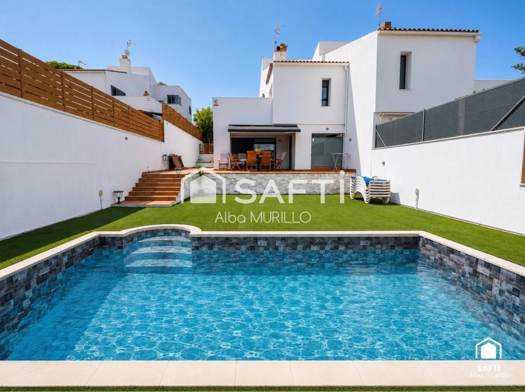 Imagen 1 de Espectacular chalet recién reformado con piscina privada y vistas al mar en Mas Mel