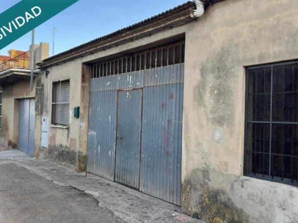 Imagen 2 de ALMACÉN DE 145 m² CON GRAN POTENCIAL Y DOS CASAS DE MADERA EN BONREPÒS