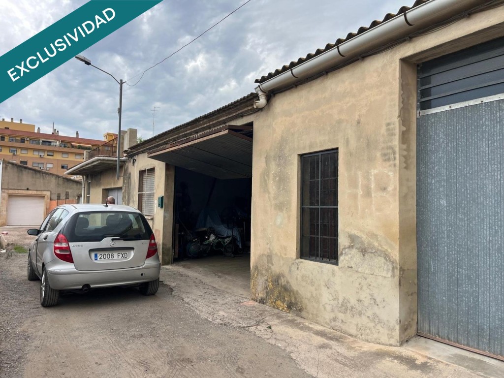 Imagen 3 de ALMACÉN DE 145 m² CON GRAN POTENCIAL Y DOS CASAS DE MADERA EN BONREPÒS