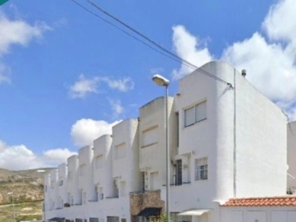 Imagen 2 de Bungalow reformado con terraza y piscina