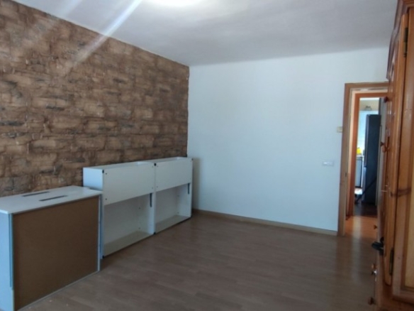 Imagen 2 de PISO DE ALQUILER EN EL CENTRO DE SÚRIA – 3 HABITACIONES Y BALCÓN