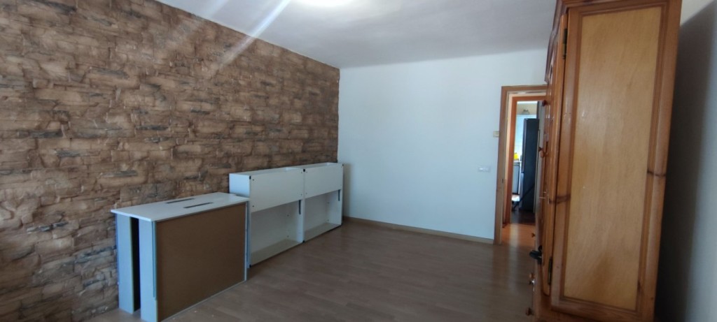 Imagen 2 de PISO DE ALQUILER EN EL CENTRO DE SÚRIA – 3 HABITACIONES Y BALCÓN
