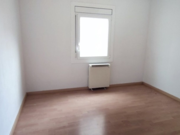 Imagen 3 de PISO DE ALQUILER EN EL CENTRO DE SÚRIA – 3 HABITACIONES Y BALCÓN