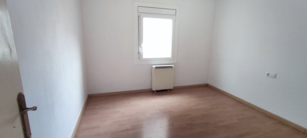 Imagen 3 de PISO DE ALQUILER EN EL CENTRO DE SÚRIA – 3 HABITACIONES Y BALCÓN
