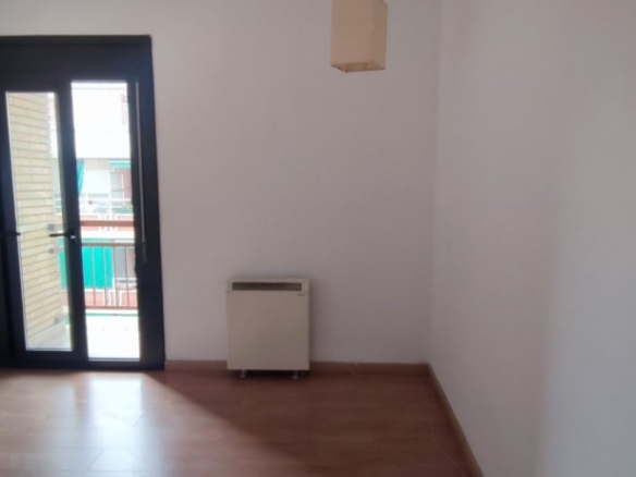 Imagen 4 de PISO DE ALQUILER EN EL CENTRO DE SÚRIA – 3 HABITACIONES Y BALCÓN