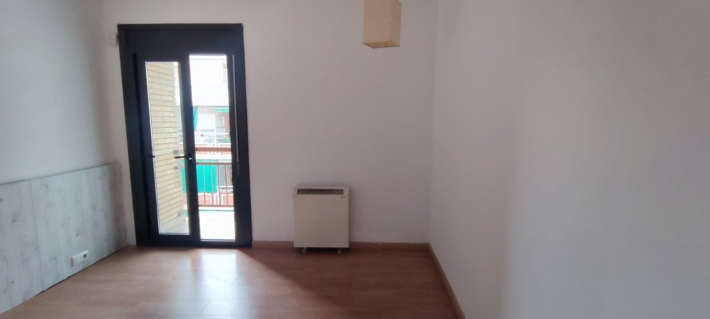 Imagen 4 de PISO DE ALQUILER EN EL CENTRO DE SÚRIA – 3 HABITACIONES Y BALCÓN