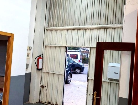 Imagen 4 de Nave altamente comercial en Torrelavega