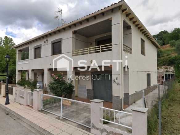 Imagen 1 de Descubre esta acogedora casa adosada situada en Villaverde de Guadalimar.