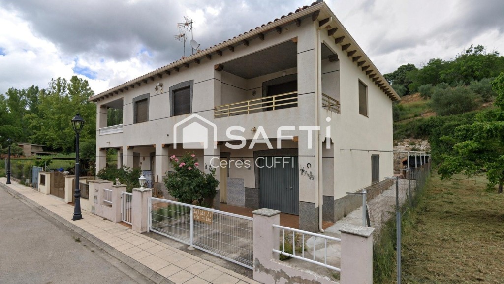 Imagen 1 de Descubre esta acogedora casa adosada situada en Villaverde de Guadalimar.