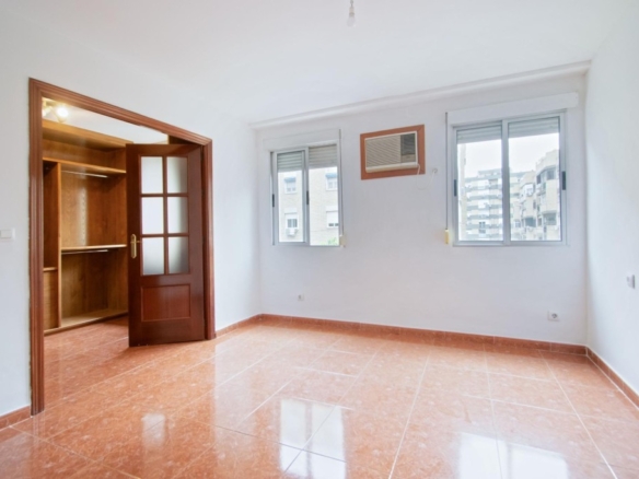 Imagen 2 de Estupenda vivienda junto José Laguillo con parking en superficie!!!