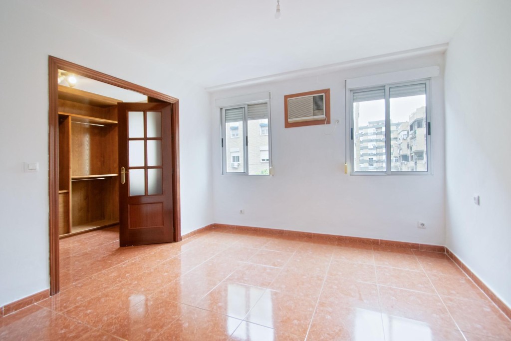 Imagen 2 de Estupenda vivienda junto José Laguillo con parking en superficie!!!