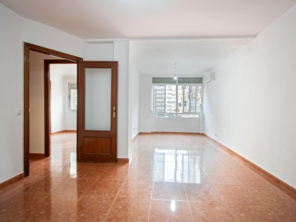 Imagen 3 de Estupenda vivienda junto José Laguillo con parking en superficie!!!